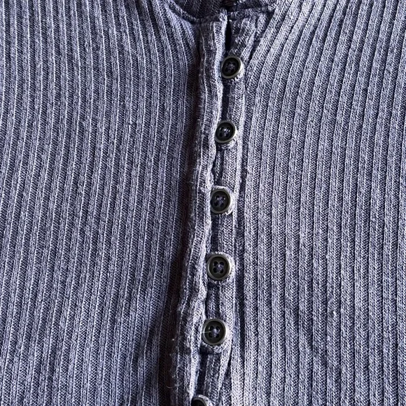 Me to We vneck top size S - Picture 3 of 4